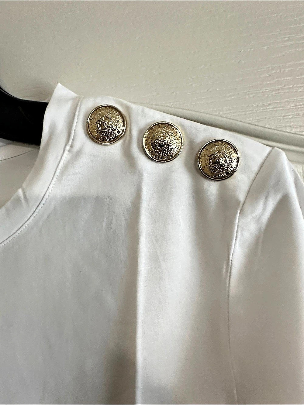 NEW Balmain WITH GOLD Button-Shoulder Logo-Print Cotton T-Shirt White - Picture 3 of 4